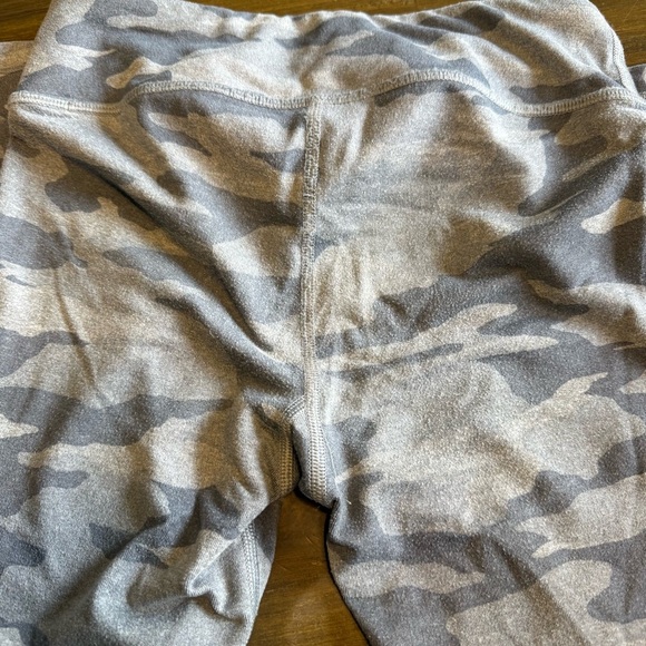 Athleta Girl Gray Chit Chat Capri Cropped Leggings Camo Camouflage Large 12 - Picture 4 of 4
